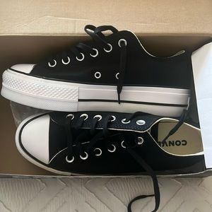 Converse woman’s 7.5 black and white platform like